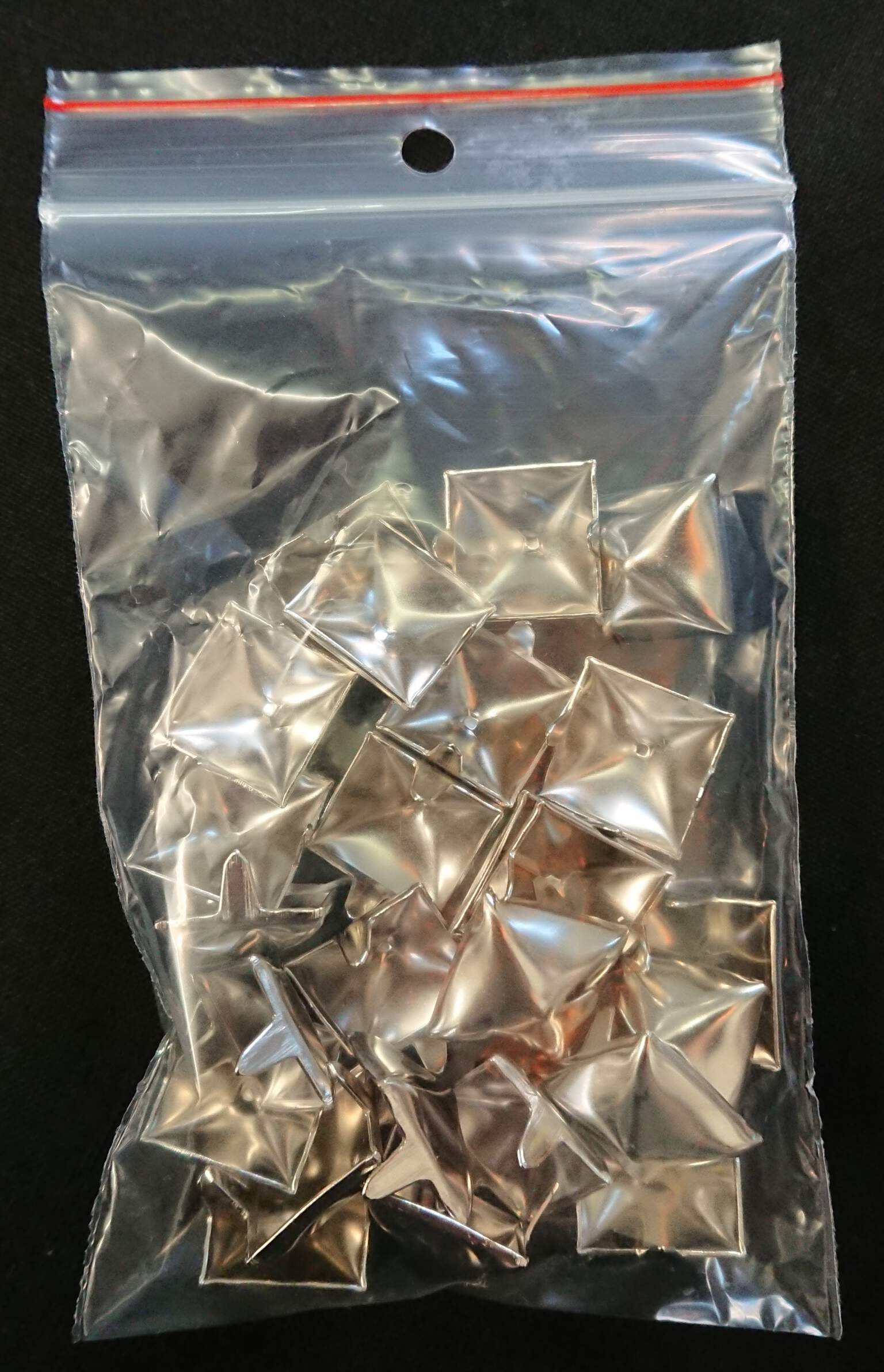 Pyramidennieten: 25 silberne Nieten in Pyramidenform (17 mm x 17 mm x 6 mm), Other
