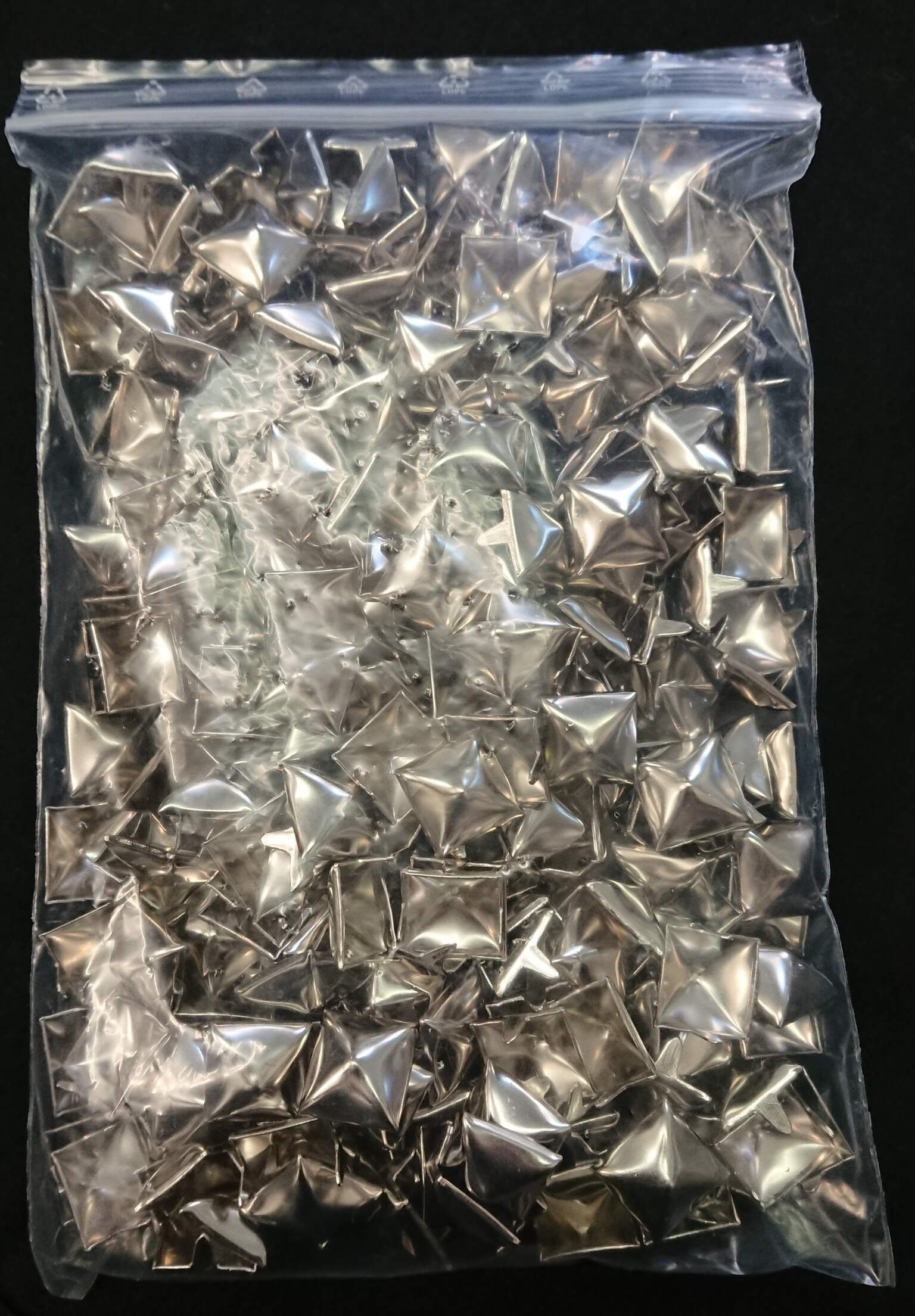 Pyramidennieten: 250 silberne Nieten in Pyramidenform (17 mm x 17 mm x 6 mm), 1×Other