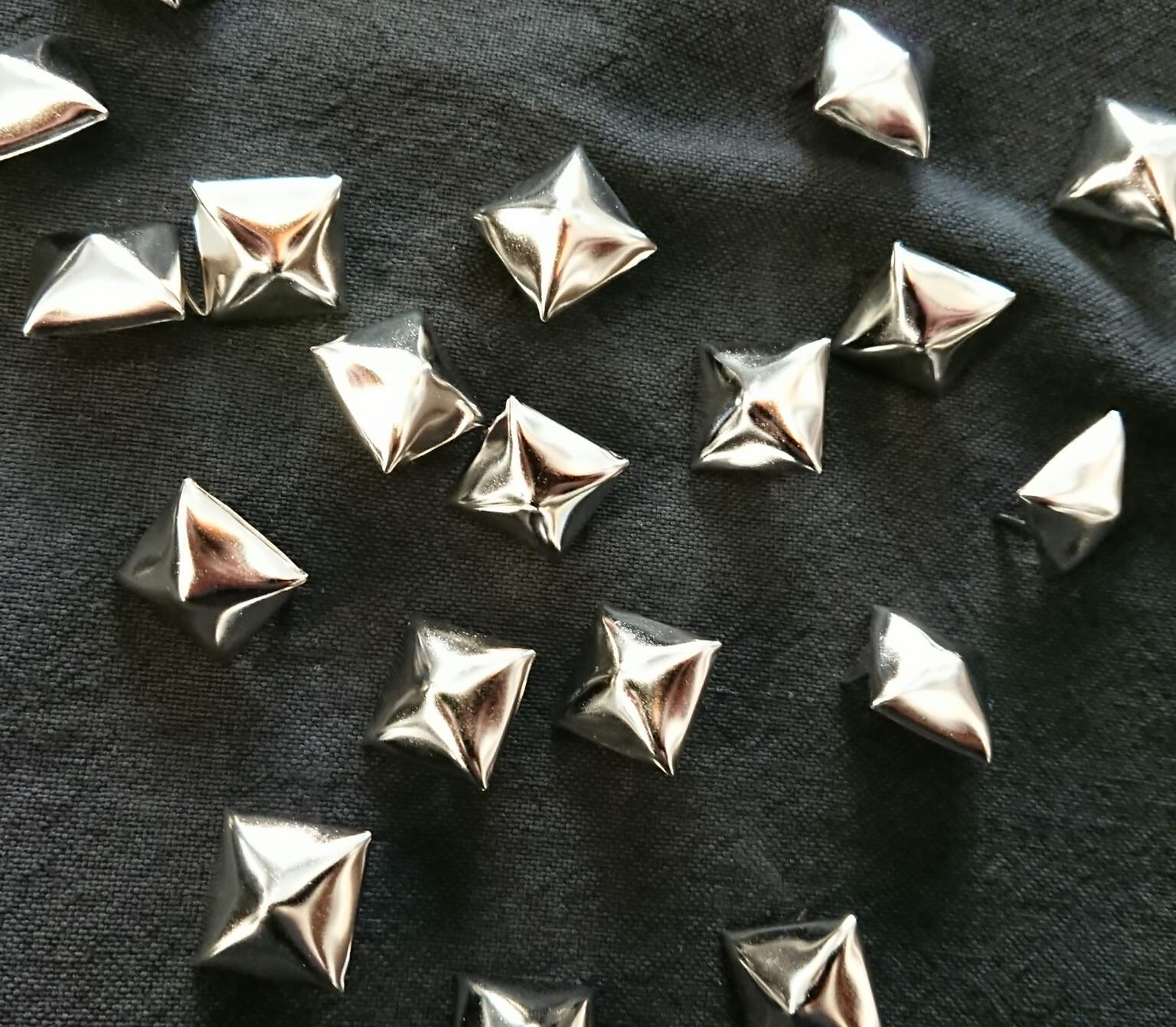 Pyramidennieten: 250 silberne Nieten in Pyramidenform (17 mm x 17 mm x 6 mm), 1×Other