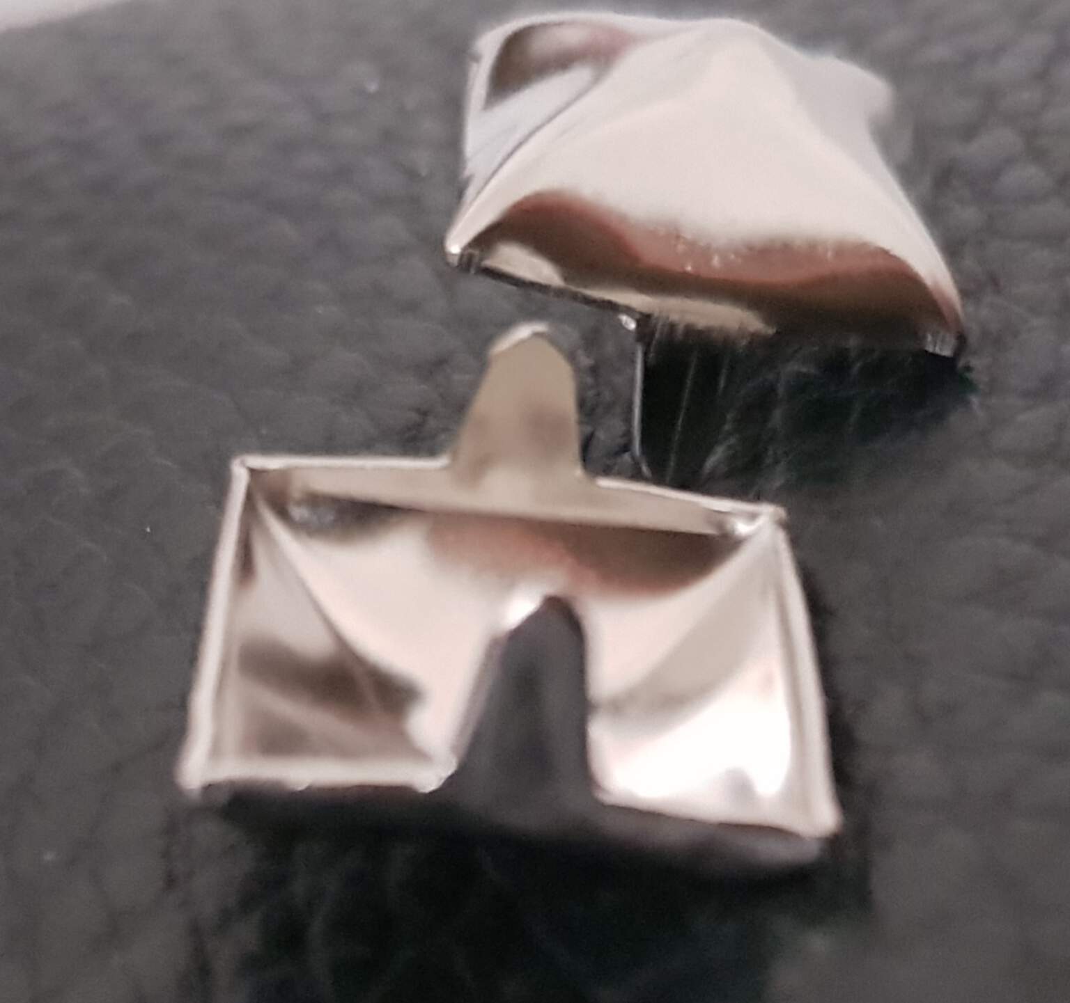 Pyramidennieten: 250 silberne Nieten in Pyramidenform (17 mm x 17 mm x 6 mm), 1×Other