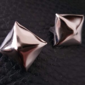 Pyramidennieten: 25 silberne Nieten in Pyramidenform (17 mm x 17 mm x 6 mm)