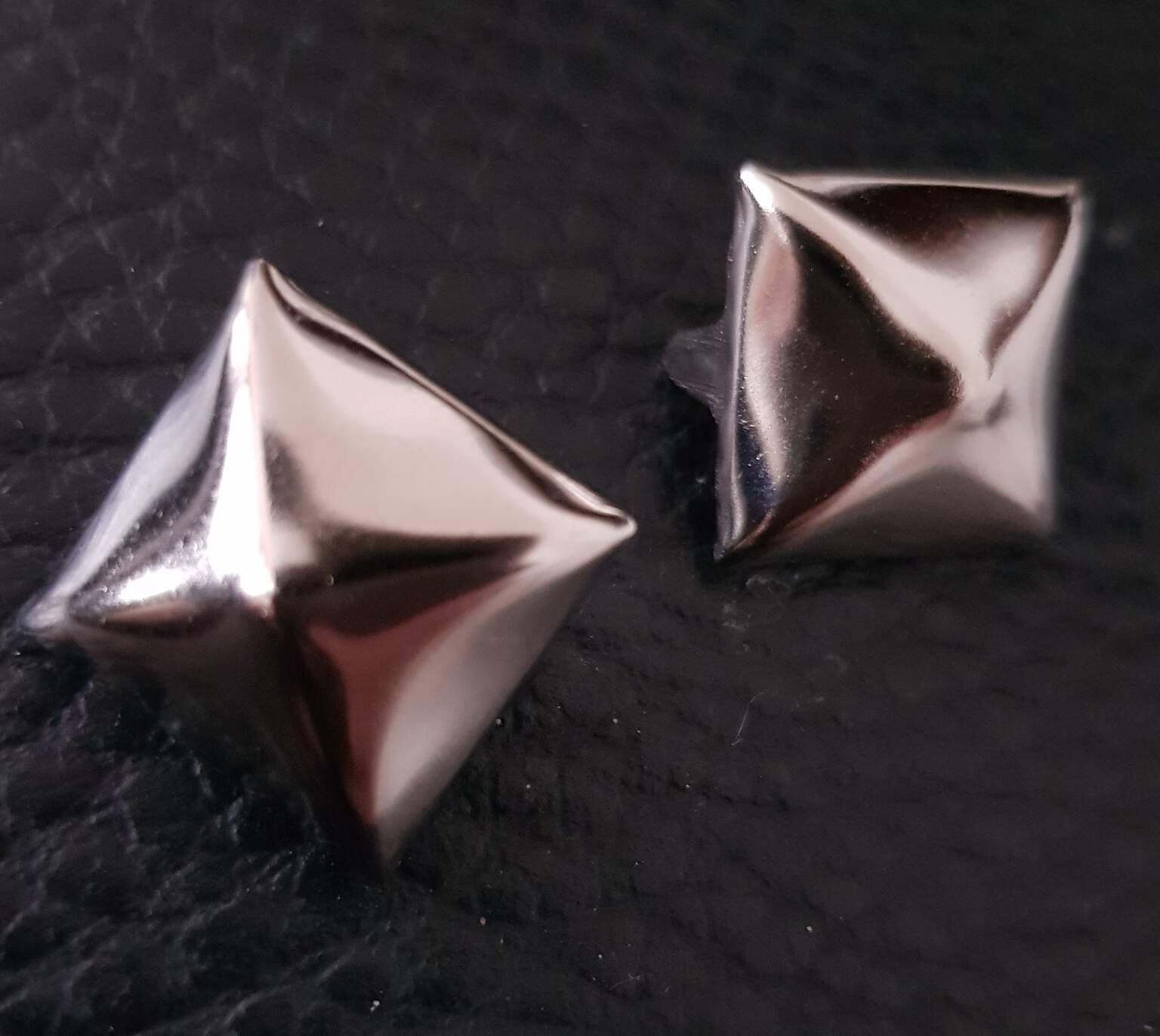 Pyramidennieten: 25 silberne Nieten in Pyramidenform (17 mm x 17 mm x 6 mm)